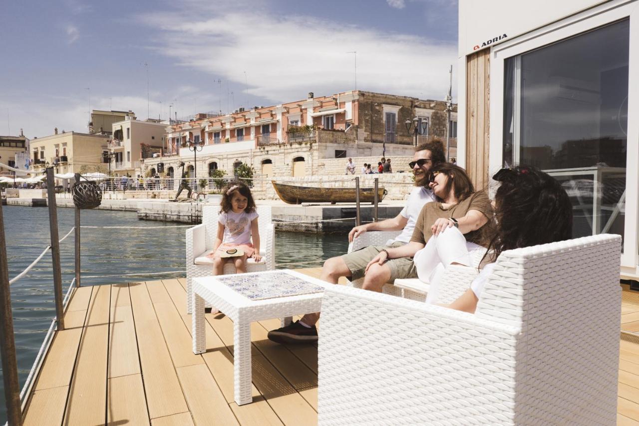 فندق Houseboat Floatart Experience بيشيلي المظهر الخارجي الصورة